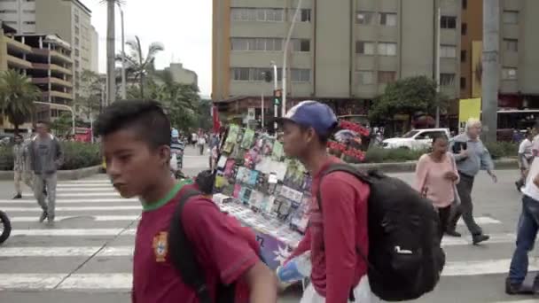 2019年4月左右 哥伦比亚麦德林Avenida Oriental 东方大道 上身份不明的人 — 图库视频影像