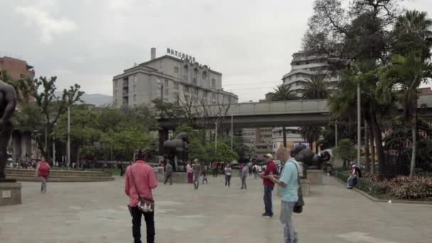 Unbekannte Auf Dem Botero Platz Der Innenstadt Von Medellin Kolumbien — Stockvideo