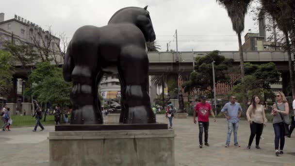 Niezidentyfikowani Ludzie Botero Plaza Botero Square Centrum Medellin Kolumbia Około — Wideo stockowe