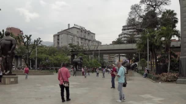 コロンビアのダウンタウンにあるBotero Plaza ボテロ広場 の未確認の人々 2019年4月頃 — ストック動画