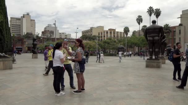 Niet Geïdentificeerde Mensen Het Botero Plaza Botero Square Het Centrum — Stockvideo
