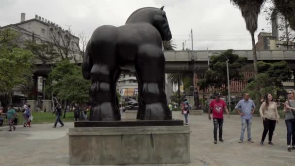 Unbekannte Auf Dem Botero Platz Der Innenstadt Von Medellin Kolumbien — Stockvideo