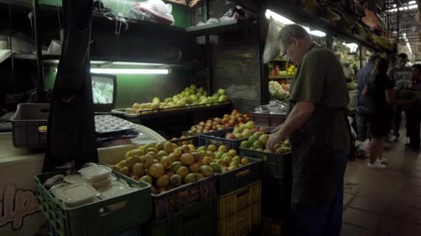 Unbekannte Auf Dem Minorista Bauernmarkt Auf Dem Minorista Platz Medellin — Stockvideo