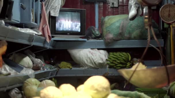 2019年4月頃 コロンビアのメデリンにあるMinorista SquareのPlaza Minoristaファーマーズマーケットで果物と野菜の屋台 — ストック動画