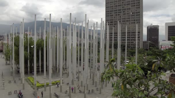 コロンビアのメデリンにあるParque Las Luces Park Lights の未確認の人々は 2019年4月頃です パルケ ルーカスは300の光柱を持つメデルのエル セントロで人気のアトラクションです — ストック動画