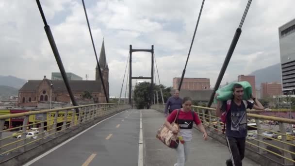 Pedonale Non Identificato Sul Ponte San Juan Puente San Juan — Video Stock