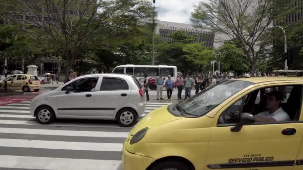 Unbekannte Und Straßenverkehr Verwaltungsbezirk Alpujarra Medellin Kolumbien April 2019 — Stockvideo