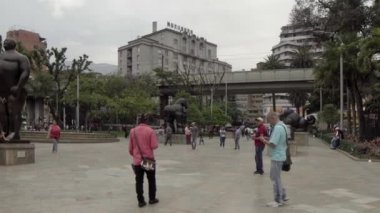 Medellin, Kolombiya şehir merkezindeki Botero Plaza 'da (Botero Meydanı) kimliği belirsiz kişiler, yaklaşık Nisan 2019