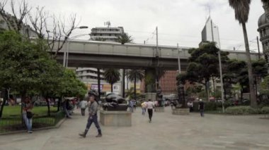Medellin, Kolombiya şehir merkezindeki Botero Plaza 'da (Botero Meydanı) kimliği belirsiz kişiler, yaklaşık Nisan 2019
