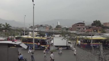 Medellin, Kolombiya 'daki Plaza Minorista Meydanı' nda (Minorista Meydanı) yol trafiği yaklaşık Nisan 2019