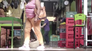 Medellin, Kolombiya 'daki Minorista Meydanı' ndaki Plaza Minorista çiftçi pazarındaki kimliği belirsiz insanlar, yaklaşık Nisan 2019.