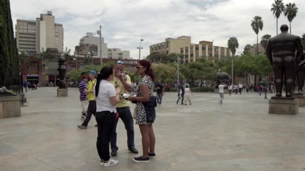 Unbekannte Auf Dem Botero Platz Der Innenstadt Von Medellin Kolumbien — Stockvideo