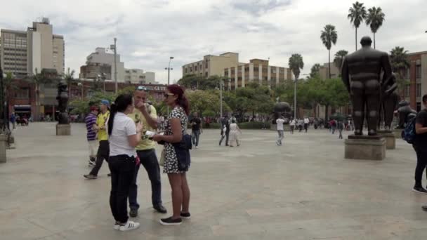 Oidentifierade Personer Botero Plaza Botero Square Centrala Medellin Colombia Cirka — Stockvideo