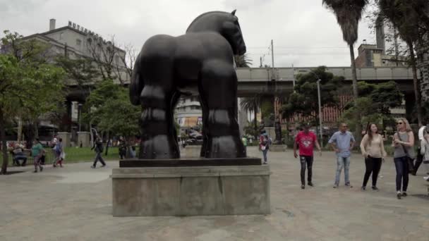 Unbekannte Auf Dem Botero Platz Der Innenstadt Von Medellin Kolumbien — Stockvideo