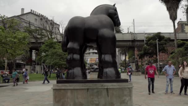 Unbekannte Auf Dem Botero Platz Der Innenstadt Von Medellin Kolumbien — Stockvideo