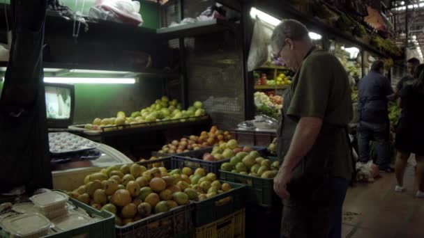 Unbekannte Auf Dem Minorista Bauernmarkt Auf Dem Minorista Platz Medellin — Stockvideo