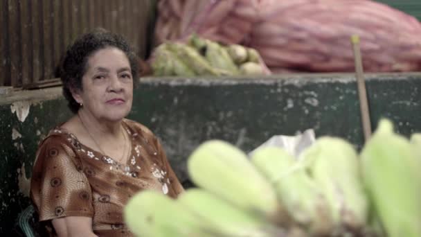 2019年4月頃コロンビアのメデリンにあるMinorista SquareのPlaza Minorista農家市場の未確認女性 — ストック動画
