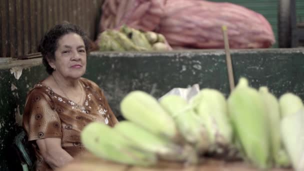 Неизвестная Женщина Рынке Мелких Фермеров Площади Минориста Медельине Колумбия Апрель — стоковое видео