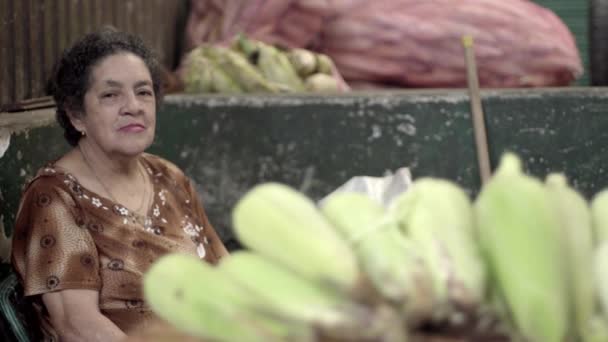 Neidentifikovaná Žena Farmářském Trhu Plaza Minorista Náměstí Minorista Medellinu Kolumbie — Stock video