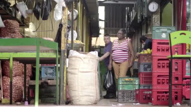 Niet Geïdentificeerde Mensen Plaza Minorista Boerenmarkt Het Minorista Plein Medellin — Stockvideo