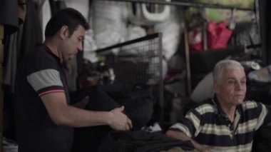 Medellin, Kolombiya 'daki Minorista Meydanı' ndaki Plaza Minorista çiftçi pazarında kimliği belirsiz bir adam.