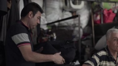 Medellin, Kolombiya 'daki Minorista Meydanı' ndaki Plaza Minorista çiftçi pazarında kimliği belirsiz bir adam.