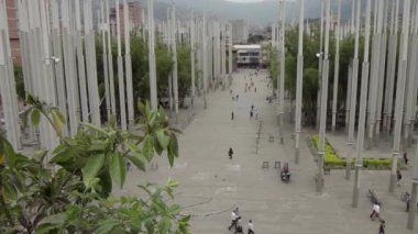 Medellin, Kolombiya 'daki Parque De Las Luces' de (Park of Lights) kimliği belirsiz kişiler, 2019 yılı Nisan ayı civarında. Park De Las Lucas, El Centro, Medelln 'de 300 ışık direğiyle popüler bir cazibe merkezi..