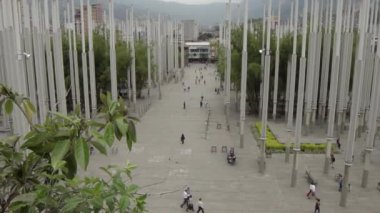 Medellin, Kolombiya 'daki Parque De Las Luces' de (Park of Lights) kimliği belirsiz kişiler, 2019 yılı Nisan ayı civarında. Park De Las Lucas, El Centro, Medelln 'de 300 ışık direğiyle popüler bir cazibe merkezi..