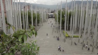 Medellin, Kolombiya 'daki Parque De Las Luces' de (Park of Lights) kimliği belirsiz kişiler, 2019 yılı Nisan ayı civarında. Park De Las Lucas, El Centro, Medelln 'de 300 ışık direğiyle popüler bir cazibe merkezi..