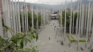 Medellin, Kolombiya 'daki Parque De Las Luces' de (Park of Lights) kimliği belirsiz kişiler, 2019 yılı Nisan ayı civarında. Park De Las Lucas, El Centro, Medelln 'de 300 ışık direğiyle popüler bir cazibe merkezi..