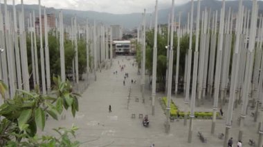 Medellin, Kolombiya 'daki Parque De Las Luces' de (Park of Lights) kimliği belirsiz kişiler, 2019 yılı Nisan ayı civarında. Park De Las Lucas, El Centro, Medelln 'de 300 ışık direğiyle popüler bir cazibe merkezi..