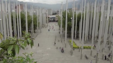 Medellin, Kolombiya 'daki Parque De Las Luces' de (Park of Lights) kimliği belirsiz kişiler, 2019 yılı Nisan ayı civarında. Park De Las Lucas, El Centro, Medelln 'de 300 ışık direğiyle popüler bir cazibe merkezi..