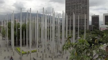Medellin, Kolombiya 'daki Parque De Las Luces' de (Park of Lights) kimliği belirsiz kişiler, 2019 yılı Nisan ayı civarında. Park De Las Lucas, El Centro, Medelln 'de 300 ışık direğiyle popüler bir cazibe merkezi..