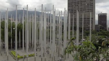 Medellin, Kolombiya 'daki Parque De Las Luces' de (Park of Lights) kimliği belirsiz kişiler, 2019 yılı Nisan ayı civarında. Park De Las Lucas, El Centro, Medelln 'de 300 ışık direğiyle popüler bir cazibe merkezi..