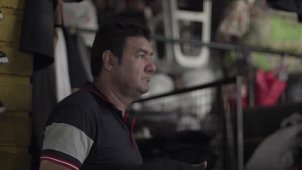 Неизвестный Мужчина Рынке Мелких Фермеров Площади Минориста Медельине Колумбия Апрель — стоковое видео