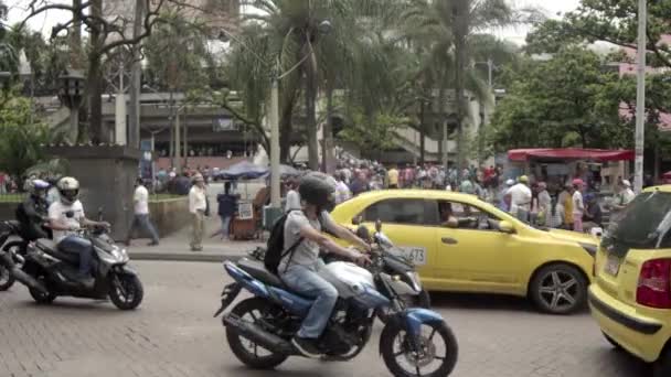 Straßenverkehr Parque Berrio Berrio Park Medellin Kolumbien April 2019 — Stockvideo