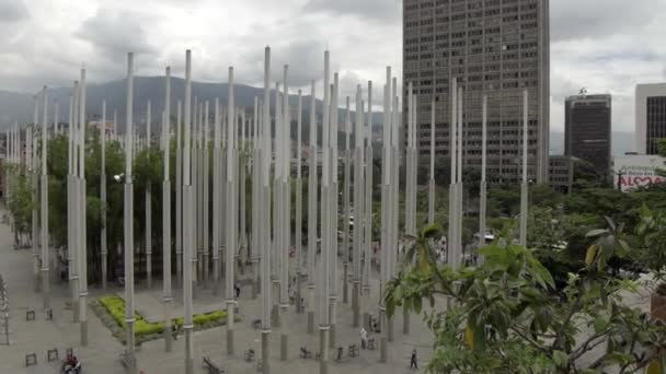 コロンビアのメデリンにあるParque Las Luces Park Lights の未確認の人々は 2019年4月頃です パルケ ルーカスは300の光柱を持つメデルのエル セントロで人気のアトラクションです — ストック動画