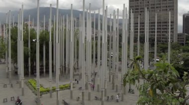 Medellin, Kolombiya 'daki Parque De Las Luces' de (Park of Lights) kimliği belirsiz kişiler, 2019 yılı Nisan ayı civarında. Park De Las Lucas, El Centro, Medelln 'de 300 ışık direğiyle popüler bir cazibe merkezi..