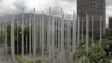 Medellin, Kolombiya 'daki Parque De Las Luces' de (Park of Lights) kimliği belirsiz kişiler, 2019 yılı Nisan ayı civarında. Park De Las Lucas, El Centro, Medelln 'de 300 ışık direğiyle popüler bir cazibe merkezi..