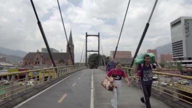 Medellin, Kolombiya 'daki San Juan köprüsünde (Puente de San Juan) tanımlanamayan yayalar, yaklaşık Nisan 2019