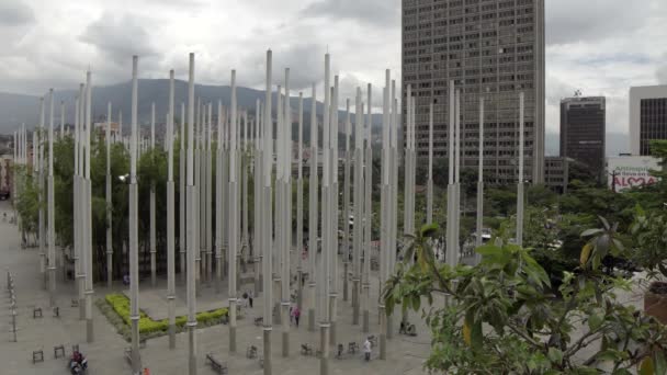 コロンビアのメデリンにあるParque Las Luces Park Lights の未確認の人々は 2019年4月頃です パルケ ルーカスは300の光柱を持つメデルのエル セントロで人気のアトラクションです — ストック動画