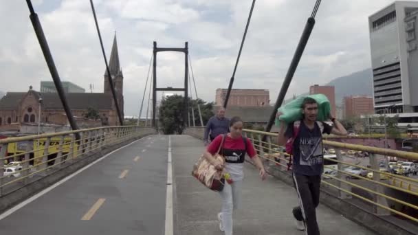 Unbekannte Fußgänger Auf Der San Juan Brücke Puente San Juan — Stockvideo