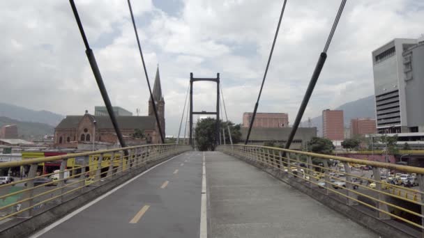 Niezidentyfikowani Piesi Moście San Juan Puente San Juan Medellin Kolumbia — Wideo stockowe