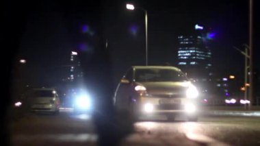 Geceleri Moğolistan 'ın başkenti Ulaanbaatar' da sokak trafiği, yaklaşık Mart 2019