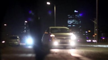 Geceleri Moğolistan 'ın başkenti Ulaanbaatar' da sokak trafiği, yaklaşık Mart 2019