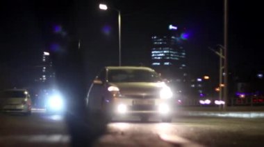 Geceleri Moğolistan 'ın başkenti Ulaanbaatar' da sokak trafiği, yaklaşık Mart 2019