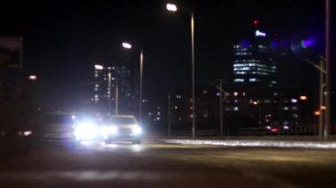 Geceleri Moğolistan 'ın başkenti Ulaanbaatar' da sokak trafiği, yaklaşık Mart 2019