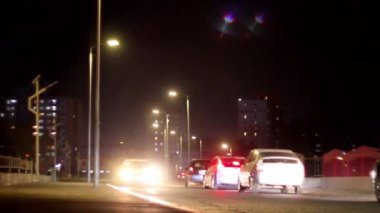 Geceleri Moğolistan 'ın başkenti Ulaanbaatar' da sokak trafiği, yaklaşık Mart 2019