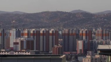 Zaisan Anıtı 'ndan Moğolistan' ın başkenti Ulaanbaatar manzarası, yaklaşık Mart 2019