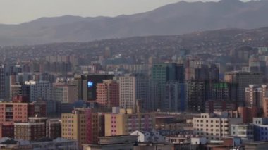 Zaisan Anıtı 'ndan Moğolistan' ın başkenti Ulaanbaatar manzarası, yaklaşık Mart 2019